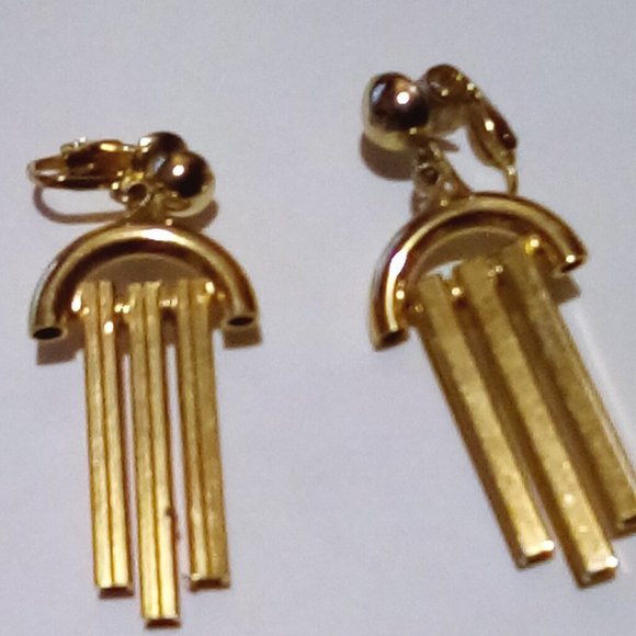 Gold Tone Vintage Clip On Earring - Picture 2 of 4